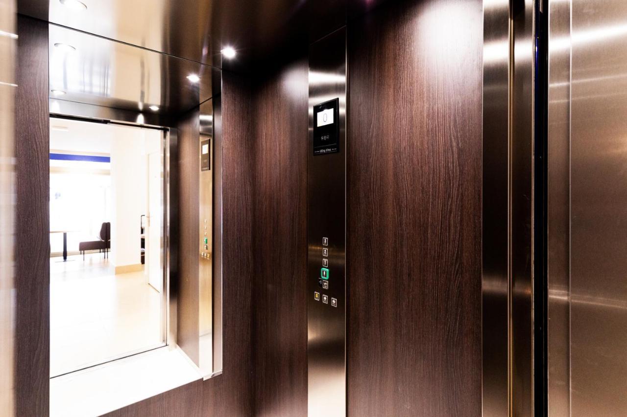 Le Theatre Hotel Suresnes Bagian luar foto