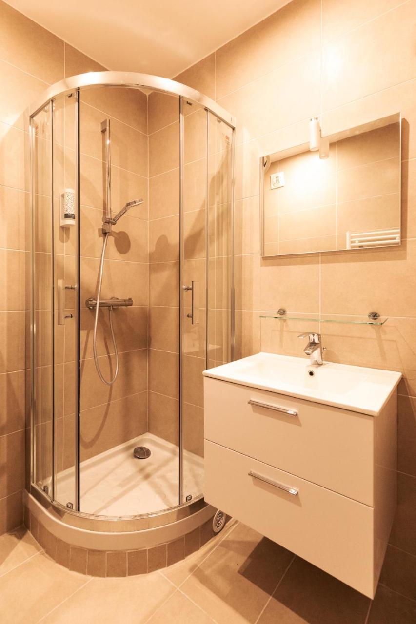 Le Theatre Hotel Suresnes Bagian luar foto