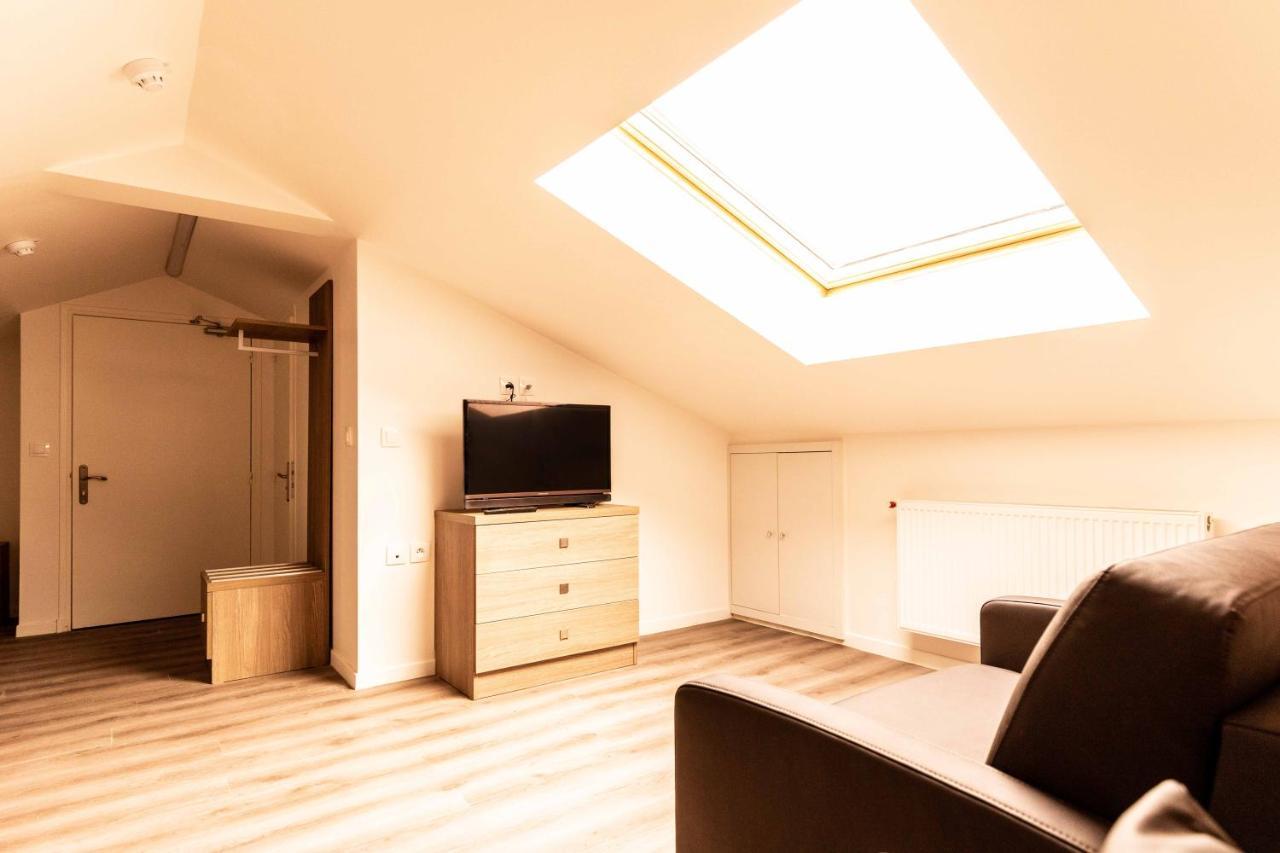 Le Theatre Hotel Suresnes Bagian luar foto